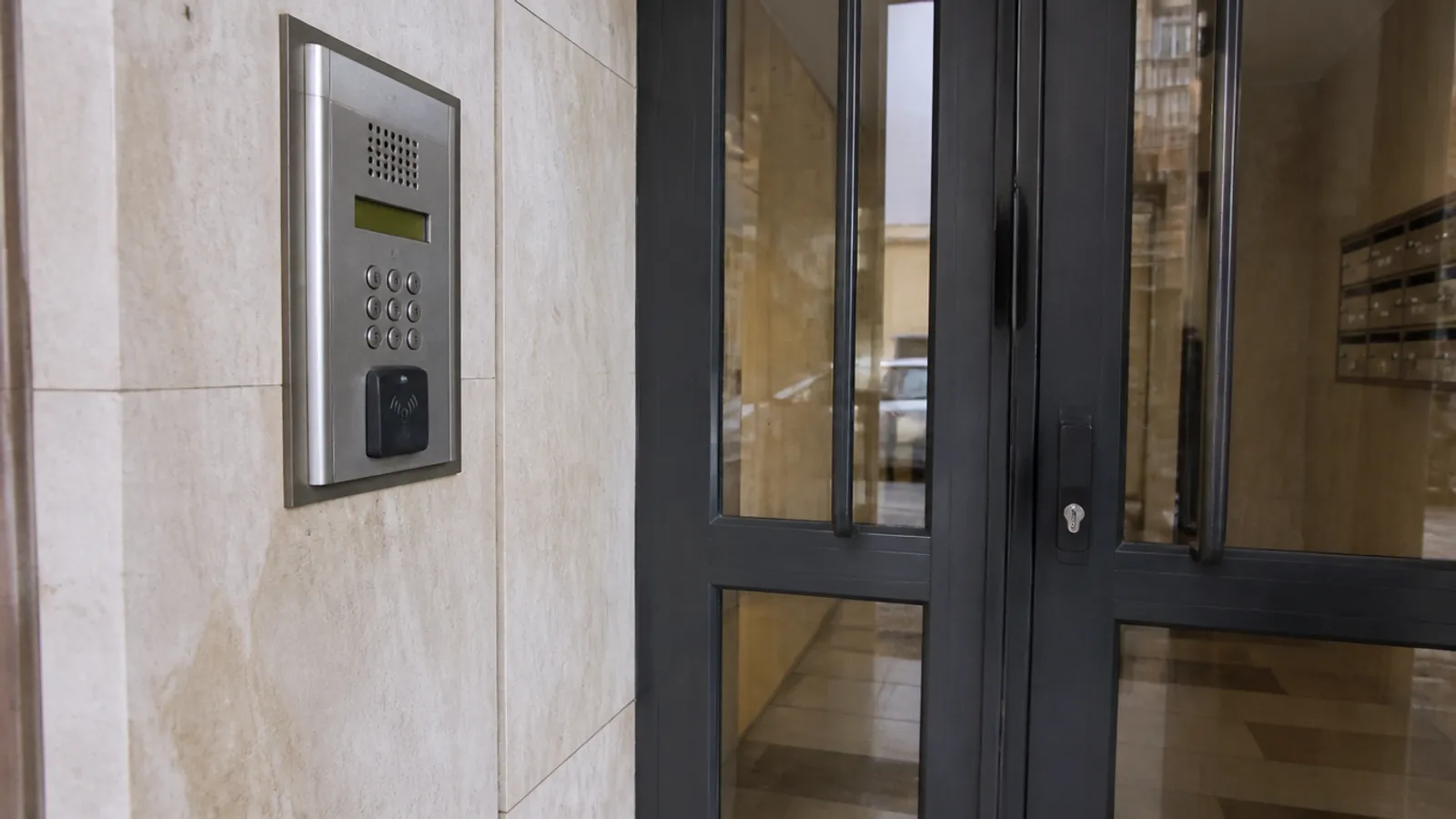 Controles de acceso en comunidades: ventajas y límites
