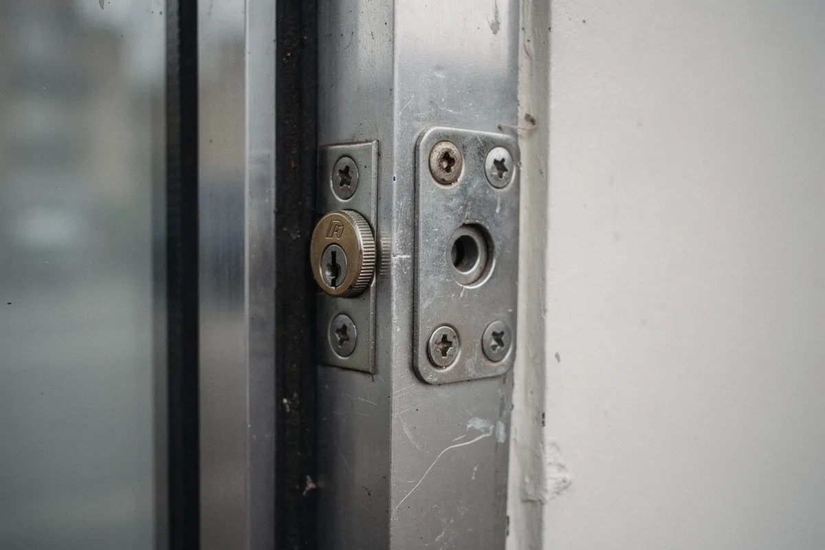 Detalle del marco y cerradero de una puerta comercial